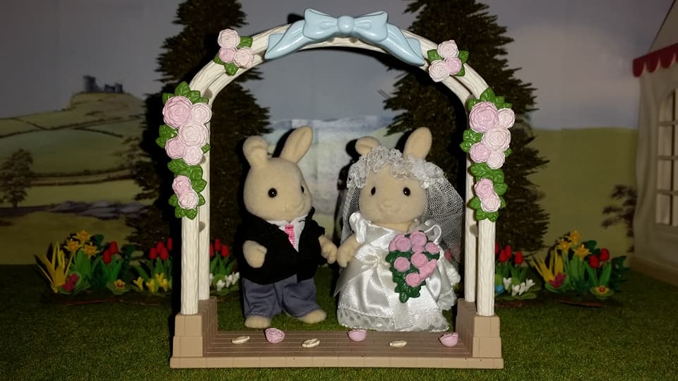 Sylvanian Families UK Butterglove Rabbit Wedding Family Ivory Rabbit Family Church Flowers EPOCH Tomy Flair Wedding Flower Arch