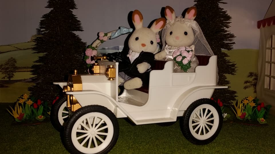Sylvanian Families UK Chocolate Rabbit Wedding Royal Celebration Balmoral Bride Groom Church Flowers EPOCH Flair Tomy Wedding Car Urban Life