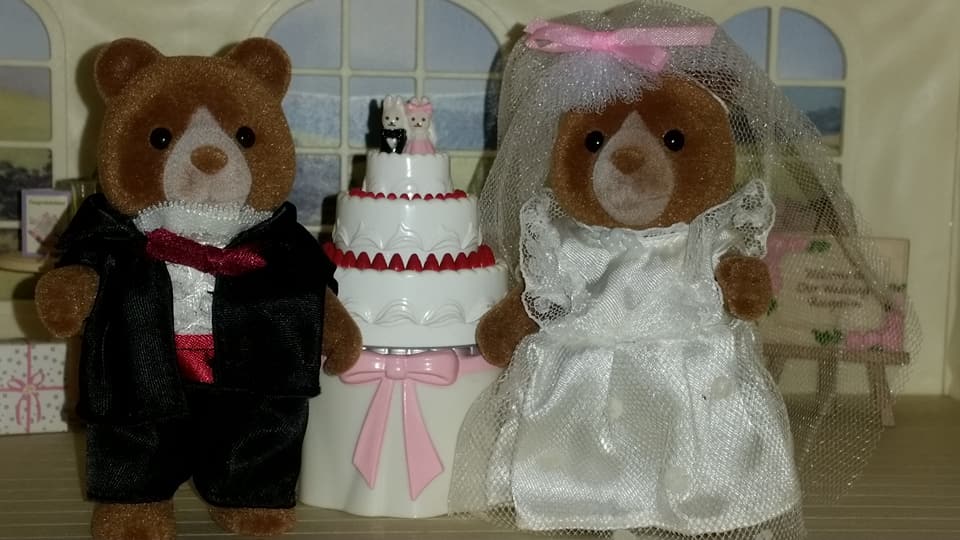 Sylvanian Families UK Hedges Bear Wedding Bride Groom EPOCH Flair Tomy Church Marmalade Bear Family Flowers Wedding Cake