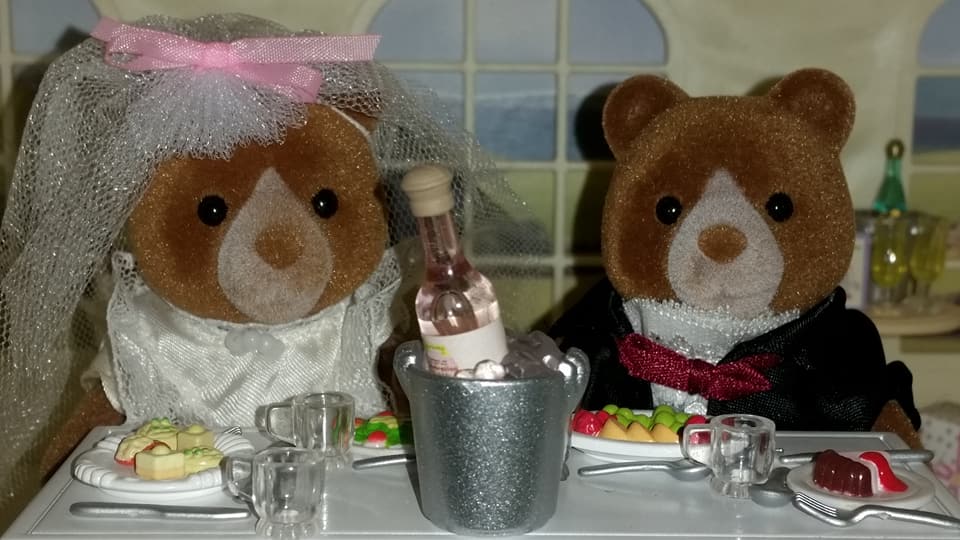 Sylvanian Families UK Hedges Bear Wedding Bride Groom EPOCH Flair Tomy Church Marmalade Bear Family Flowers Champagne