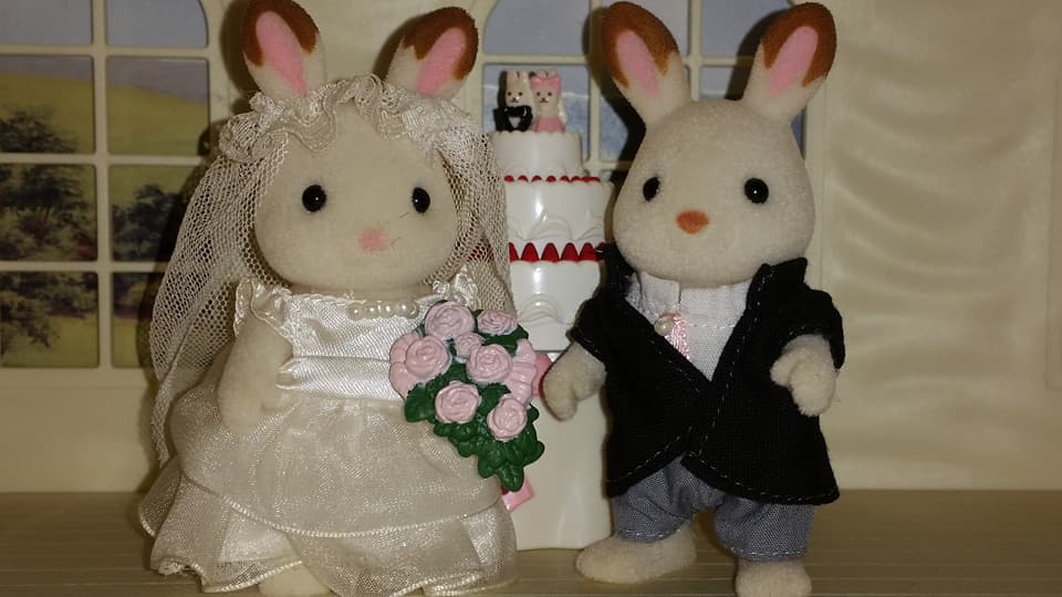 Sylvanian Families UK Chocolate Rabbit Wedding Royal Celebration Balmoral Bride Groom Church Flowers EPOCH Flair Tomy Wedding Cake