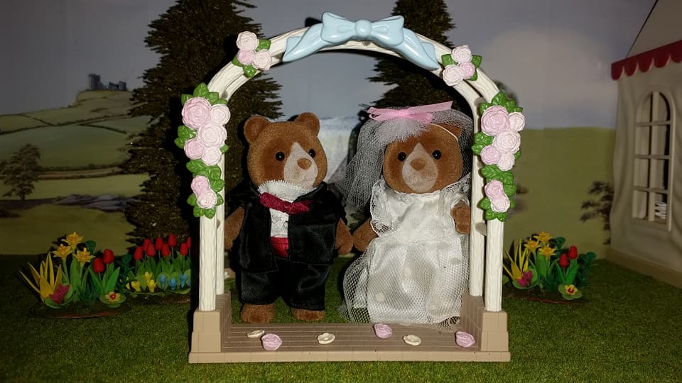 Sylvanian Families UK Hedges Bear Wedding Bride Groom EPOCH Flair Tomy Church Marmalade Bear Family Flowers Wedding Flower Arch