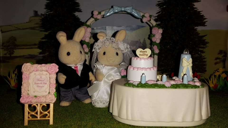 Sylvanian Families UK Butterglove Rabbit Wedding Family Ivory Rabbit Family Church Flowers EPOCH Tomy Flair Wedding Flower Arch Wedding Cake