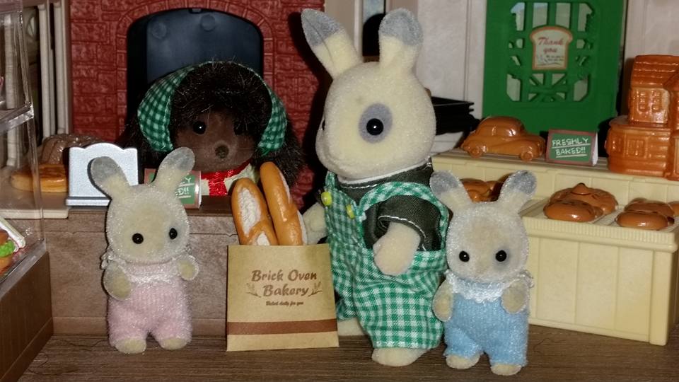 Sylvanian Families UK Brick Oven Bakery 2016 Bramble Hedgehog Mother Bread Corntop Rabbit Family