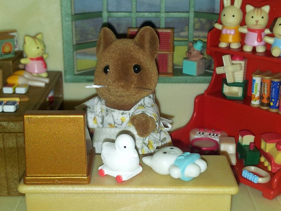Sylvanian Families UK Betty's Toy Box Shop Betty Hazelwood Brown Mouse Mother Flair