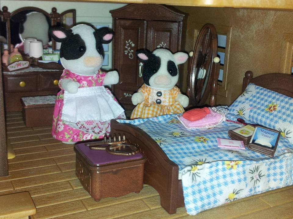 Sylvanian Families UK Highfields Farm Buttercup Cow sister auntie bedroom