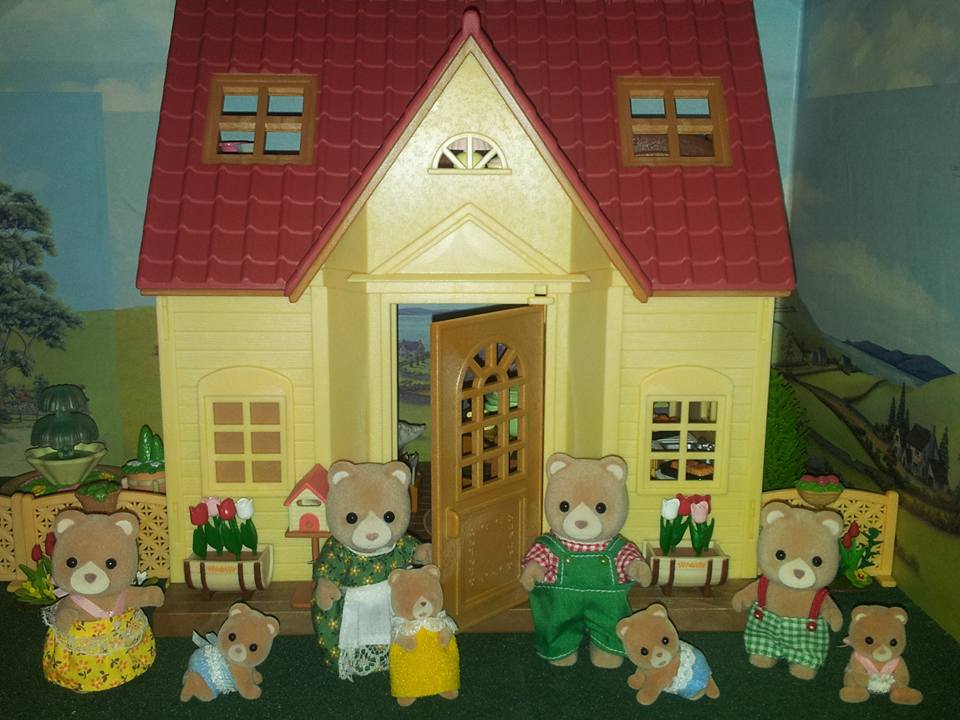 Sylvanian Families UK Sycamore Cottage Starter Home Cosy Cottage Petite Bear Family