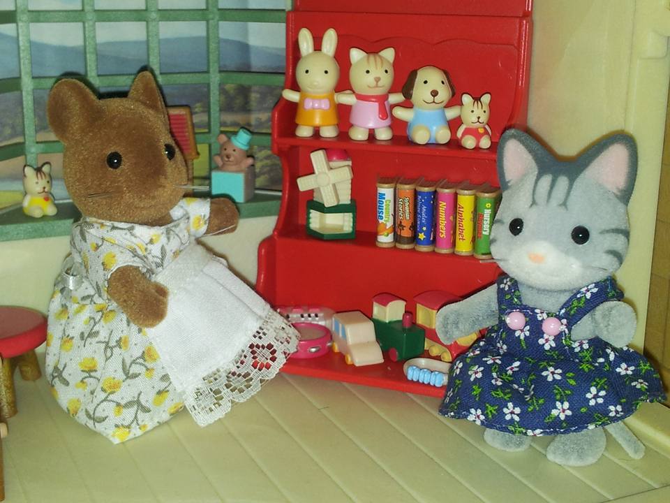 Sylvanian Families UK Betty's Toy Box Shop Flair Betty Hazelwood Brown Mouse Mother Grey Cat Sister Fisher cat