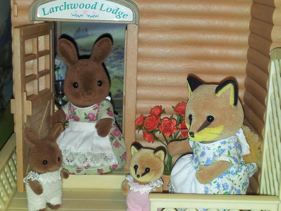 Sylvanian Families UK Larchwood Lodge Wildwood Brown Rabbit Renard Fox Flair