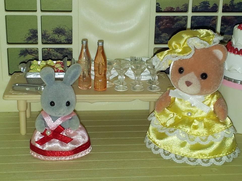 Sylvanian Families UK Wedding Marquee Petite Bear Brighteyes Bridesmaid