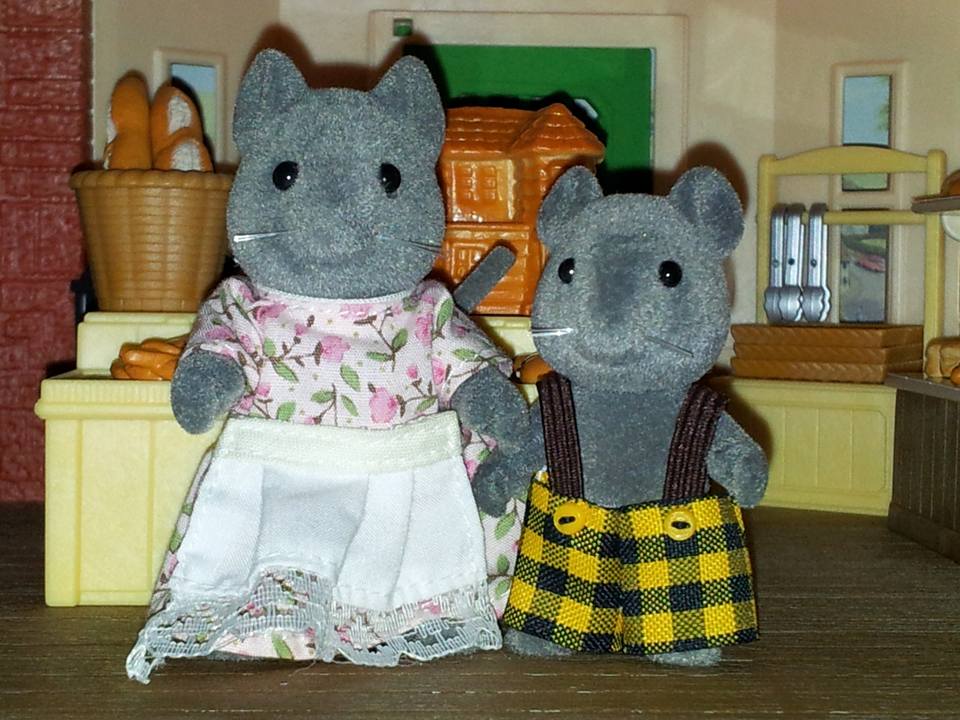 Sylvanian Families UK Thistlethorn Grey Mouse Family Flair Auntie Cousin