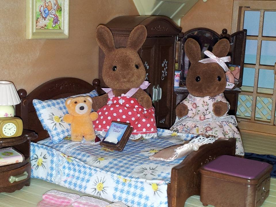 Sylvanian Families UK Larchwood Lodge Wildwood Brown Rabbit Older sister Holly Bedroom Furniture set Flair