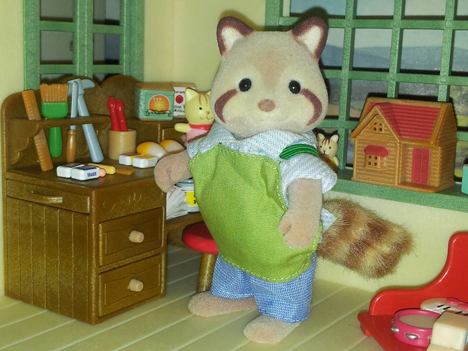Sylvanian Families UK Betty's Toy Box Mulberry Racoon Uncle 