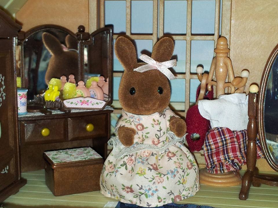 Sylvanian Families UK Larchwood Lodge Wildwood Brown Rabbit Older Sister Bedroom Furniture set