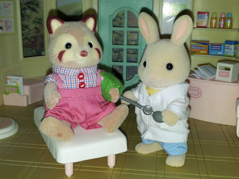 Sylvanian Families UK Country Clinic Periwnkle Milk Rabbit Doctor Mulberry Racoon