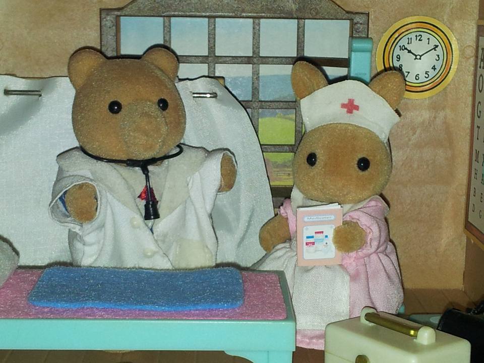 Sylvanian Families UK Cottage Hospital Doctor Nurse Doctor Murdoch Bear Nurse Emily Nightingale Rabbit Tomy