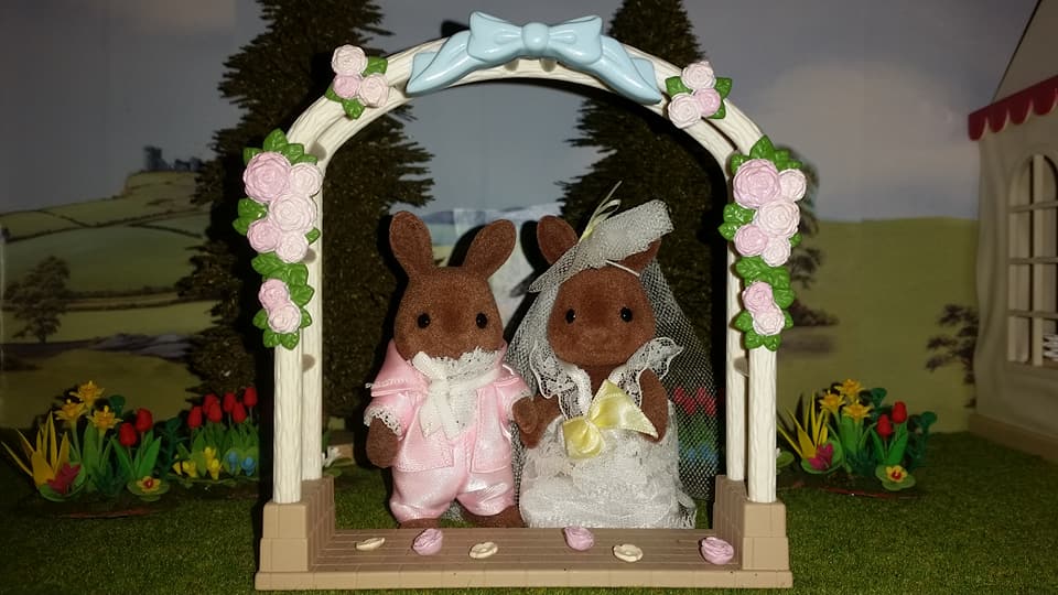 Sylvanian Families UK Windward Rabbit Wedding Wildwood Rabbit Family Flair Tomy EPOCH Wedding Flower Arch