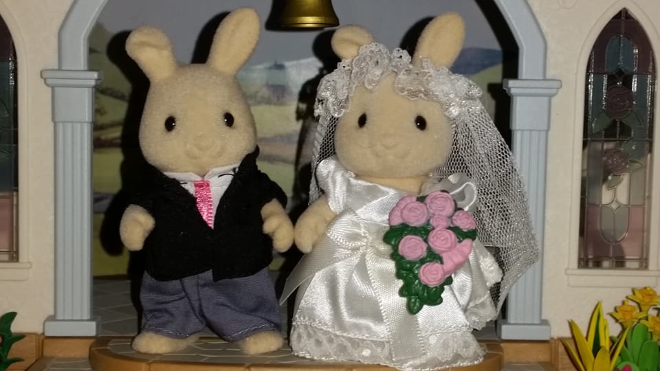 Sylvanian Families UK Butterglove Rabbit Wedding Family Ivory Rabbit Family Church Flowers EPOCH Tomy Flair