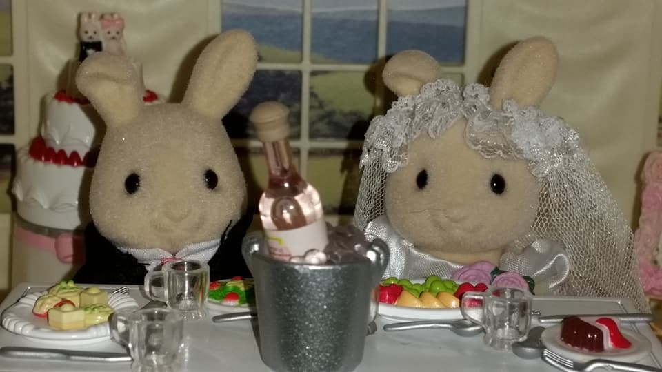 Sylvanian Families UK Butterglove Rabbit Wedding Family Ivory Rabbit Family Church Flowers EPOCH Tomy Flair Wedding Flower Arch Wedding Cake champagne