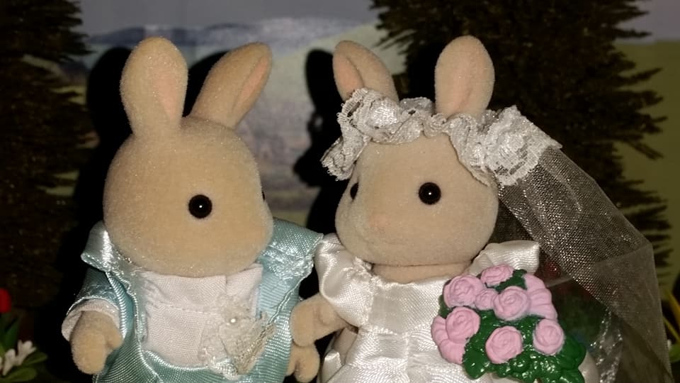 Sylvanian Families UK Honeydew Rabbit Wedding Flair EPOCH Tomy Church Perriwinkle Milk Rabbit Family 