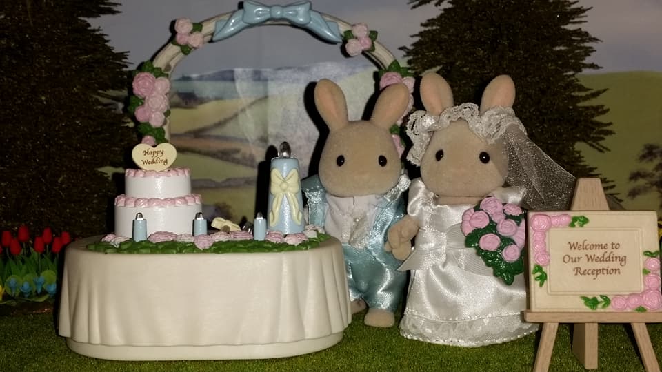 Sylvanian Families UK Honeydew Rabbit Wedding Flair EPOCH Tomy Church Perriwinkle Milk Rabbit Family Wedding Cake Wedding Flower Arch