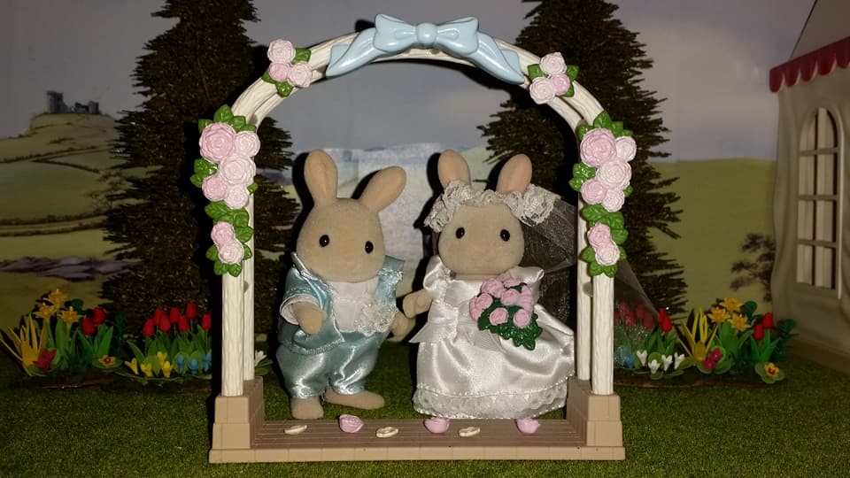 Sylvanian Families UK Honeydew Rabbit Wedding Flair EPOCH Tomy Church Perriwinkle Milk Rabbit Family Wedding Flower Arch