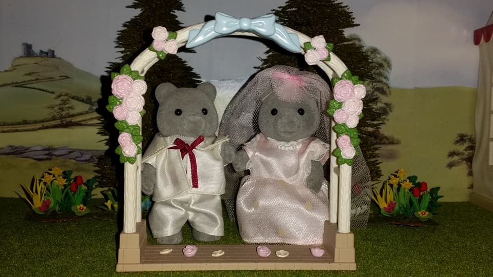 Sylvanian Families UK Wedding Sweetwater Bear Bride Groom EPOCH Tomy Flair Evergreen Grey Bear Family Church Flowers Wedding Arch