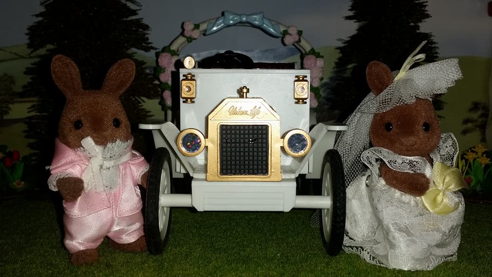 Sylvanian Families UK Windward Rabbit Wedding Wildwood Rabbit Family Flair Tomy EPOCH Urban Life White Wedding Car