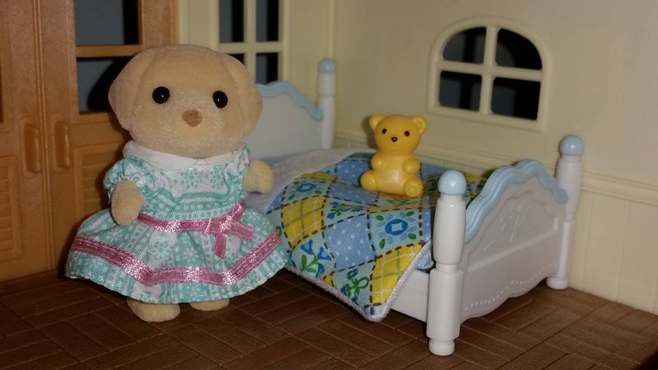 Sylvanian Families UK House on Sea Breeze Hill Fenton Labrador Bedroom EPOCH Flair Tomy JP Toys R Us Exclusive