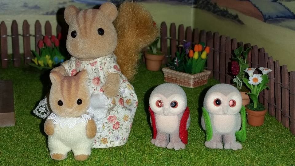 Sylvanian Families UK Country Cottage with Balcony Plume Owl Furbanks Squirrel Flair Tomy EPOCH