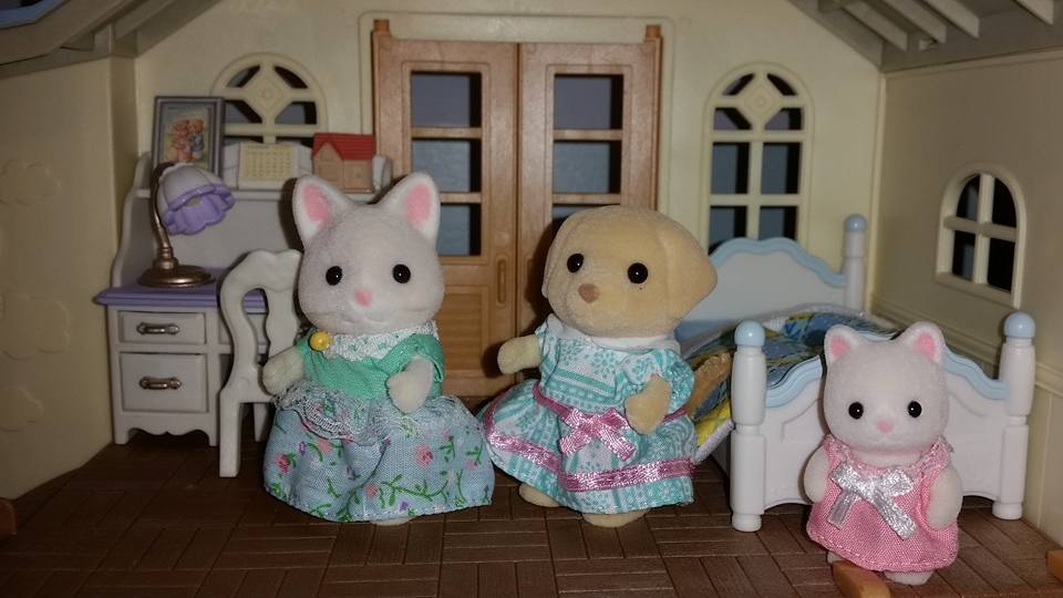 Sylvanian Families UK House on Sea Breeze Hill Fenton Labrador Family Golightly Silk CatEPOCH Flair Tomy JP Toys R Us Exclusive