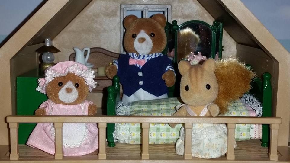 Sylvanian Families UK Country Cottage with Balcony Marmalade Bear Furbanks Squirrel Flair Tomy EPOCH