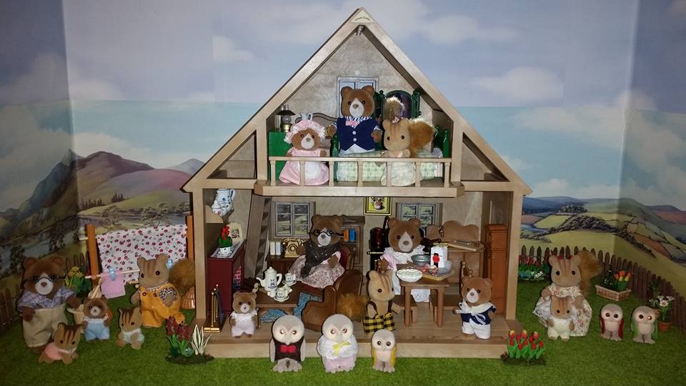 Sylvanian Families UK Country Cottage with Balcony Marmalade Bear Plume Owl Furbanks Squirrel Flair Tomy EPOCH