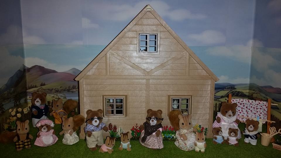 Sylvanian Families UK Country Cottage with Balcony Marmalade Bear Plume Owl Furbanks Squirrel Flair Tomy EPOCH