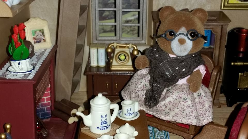 Sylvanian Families UK Country Cottage with Balcony Marmalade Bear Grandmother Flair Tomy EPOCH
