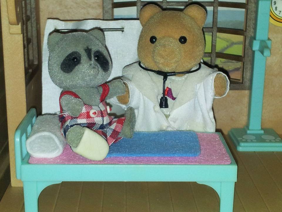 Sylvanian Families UK Cottage Hospital Doctor Nurse Chestnut Racoon Family Doctor Murdoch Bear Tomy