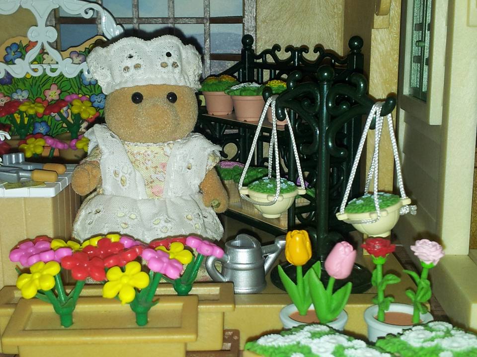 Sylvanian Families UK May Blossom Village Florist Tomy Cottage Shop Building