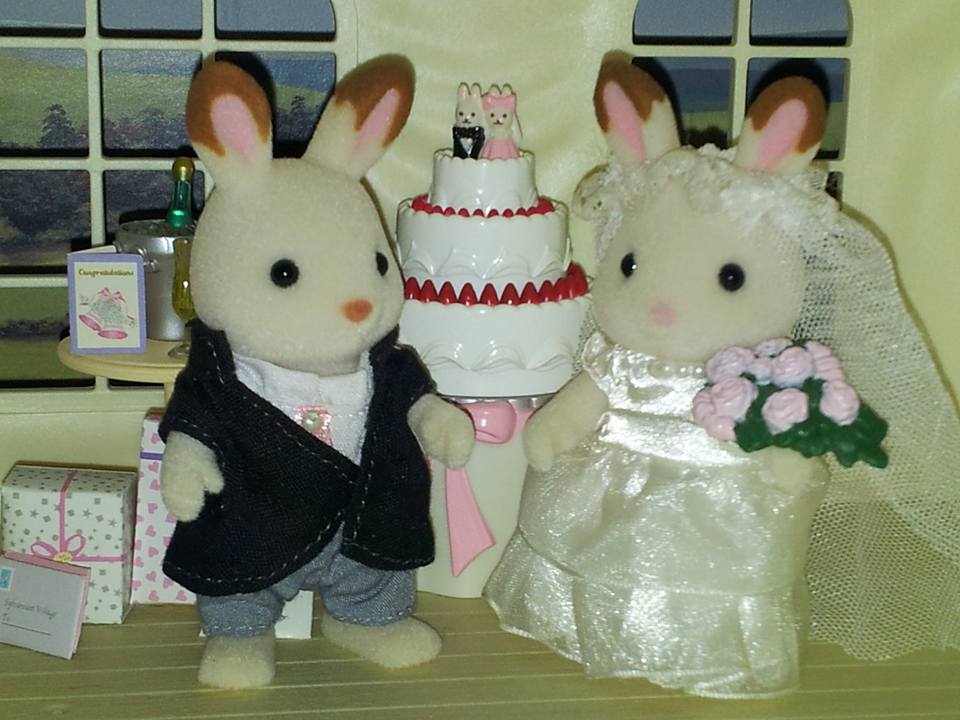 Sylvanian Families UK Marquee Chocolate Rabbit Wedding