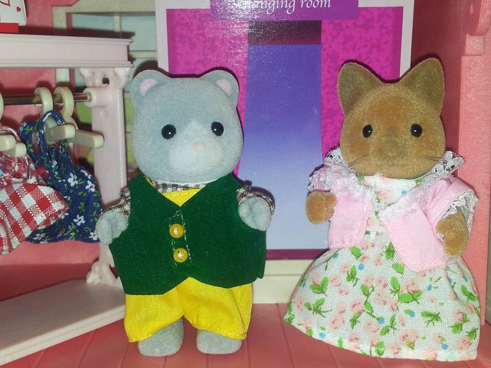 Sylvanian Families UK Madeline's Boutique Merryweather Cat Cottage shop Bearburry Bear Father