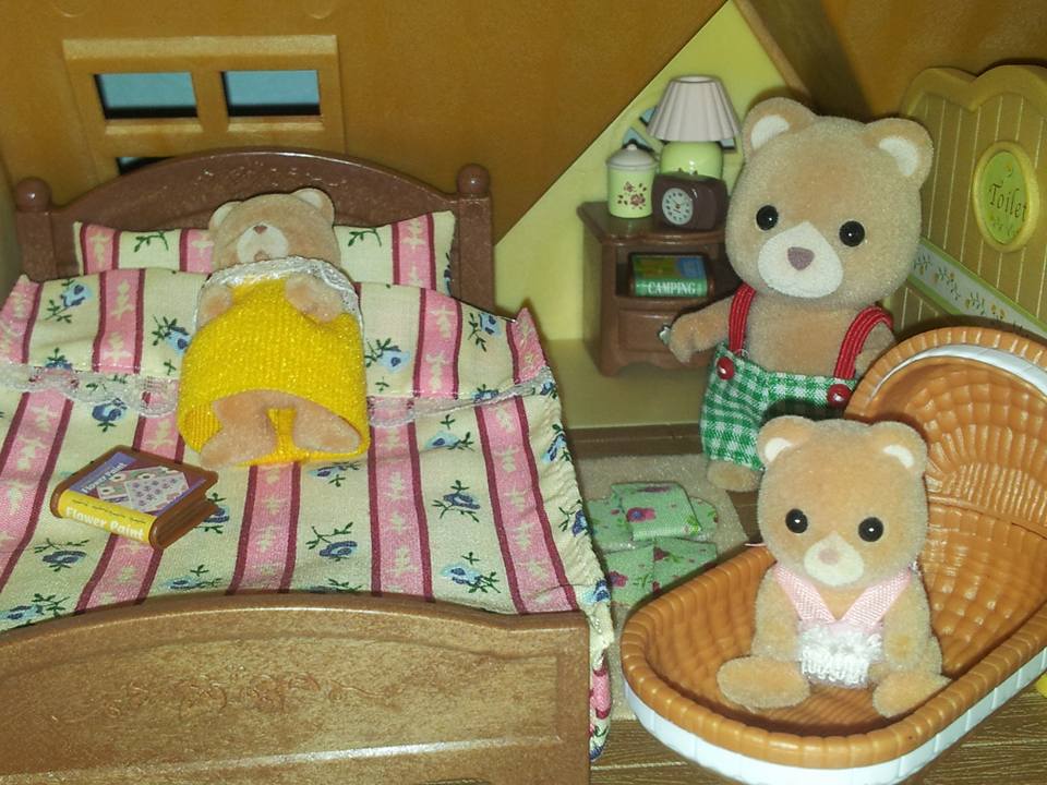 Sylvanian Families UK Sycamore Cottage Starter Home Cosy Cottage Petite Bear Family