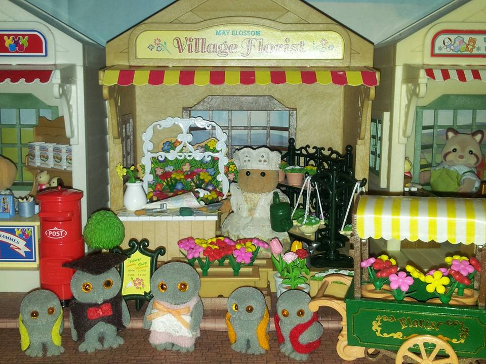 Sylvanian Families UK May Blossom Village Florist Treefellow Owl Family Tomy Cottage Shop Building Mulberry Racoon