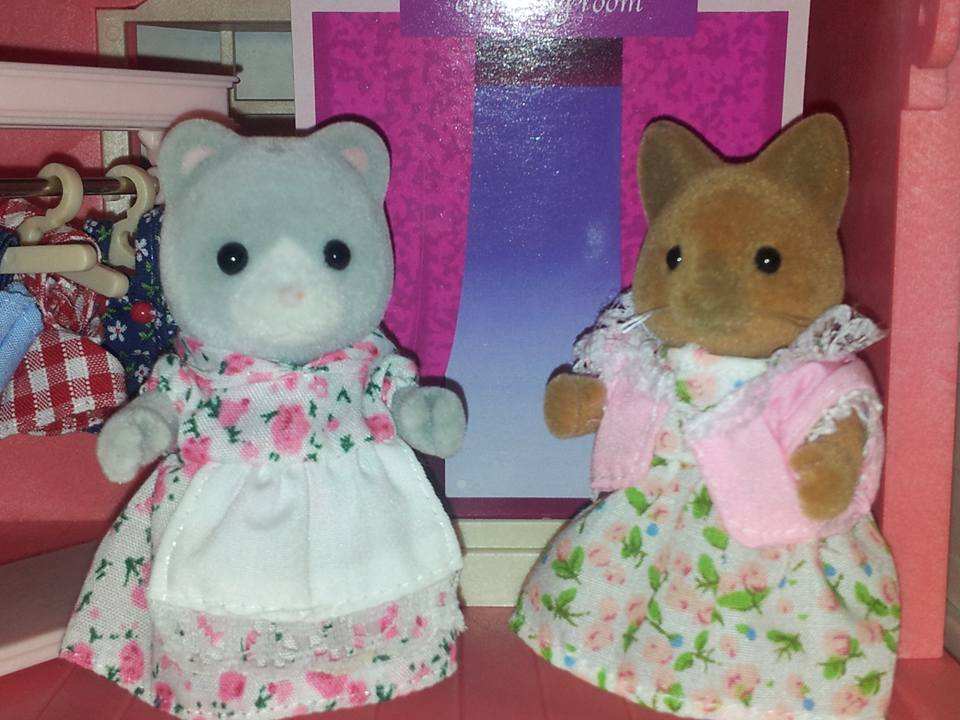 Sylvanian Families UK Madeline's Boutique Merryweather Cat Cottage shop Bearburry Bear Mother
