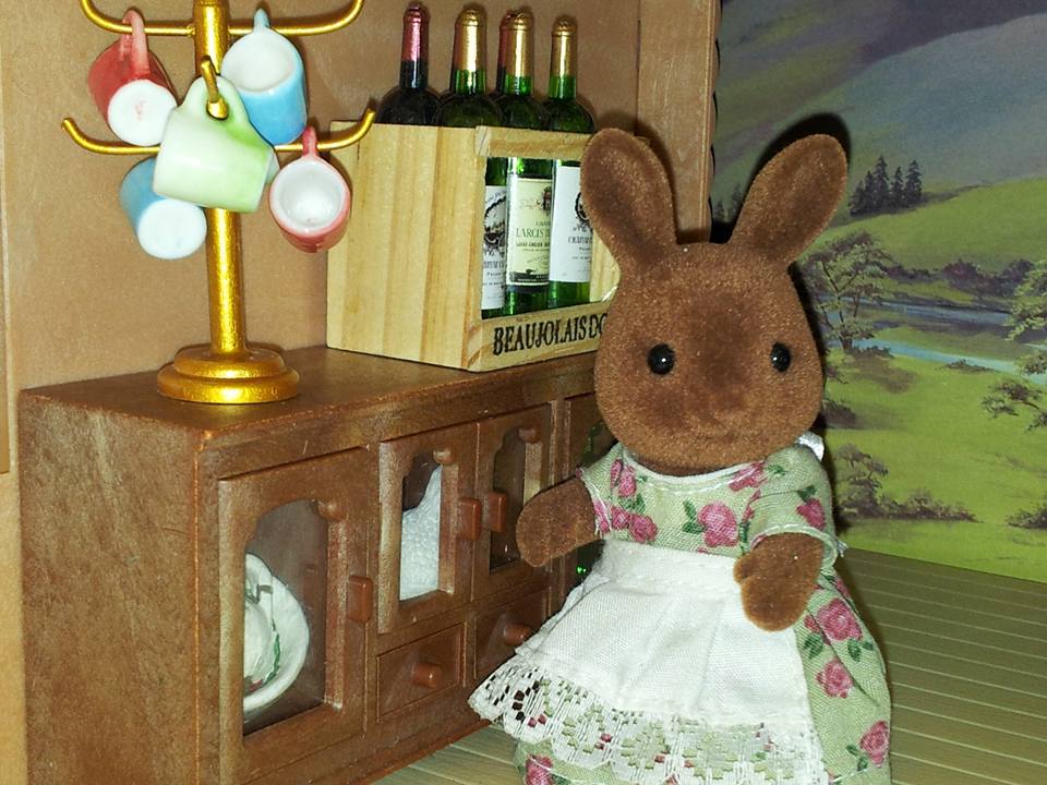 Sylvanian Families UK Larchwood Lodge Wildwood Brown Rabbit Mother Ginger Vintage Sideboard Wine rack