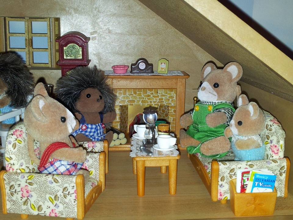 Sylvanian Families UK Big Red House Norwood Mouse Family